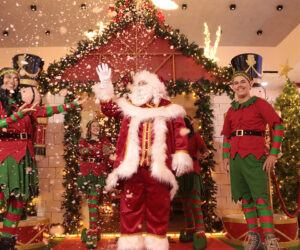 Chegada do Papai Noel no Rondon Plaza encanta crianças e adultos no Contos de Natal